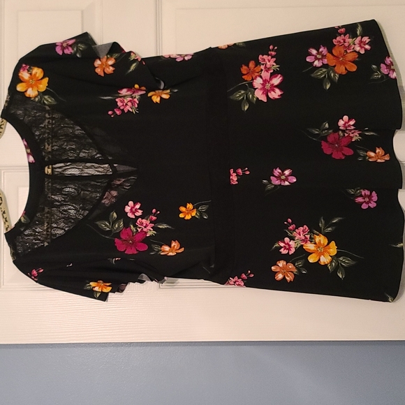 Womens peplum top. black lace at top. Great condition.  Worn 1 time. - Picture 6 of 7